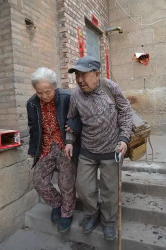 相濡以沫的老夫妻