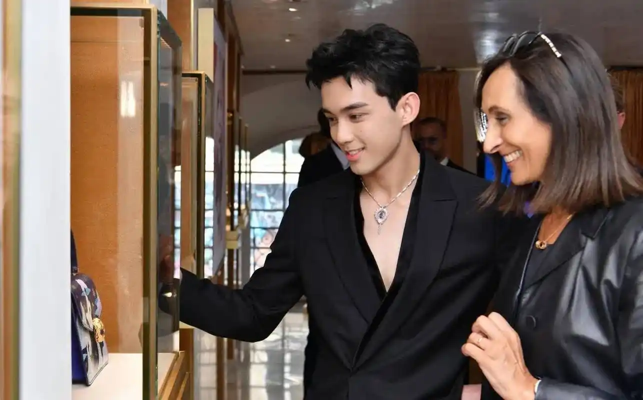 吴磊|巴黎宝格丽活动造型图,黑色深v西装搭配宝格丽蛇系列项链,非常