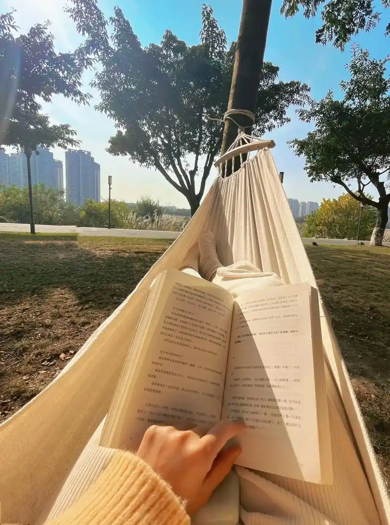 午后的阳光,随手翻动的书98,生活里无比治愈的瞬间. - 抖音