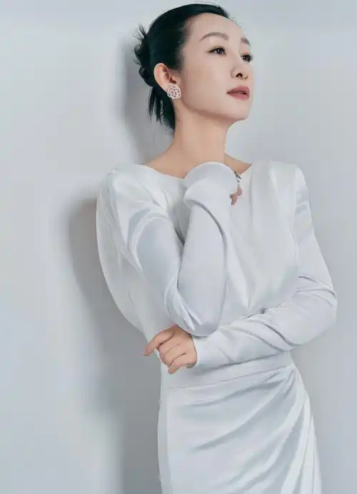 演员@秦海璐一袭长裙优雅翩跹,共同见证荣耀时刻.#国剧盛典