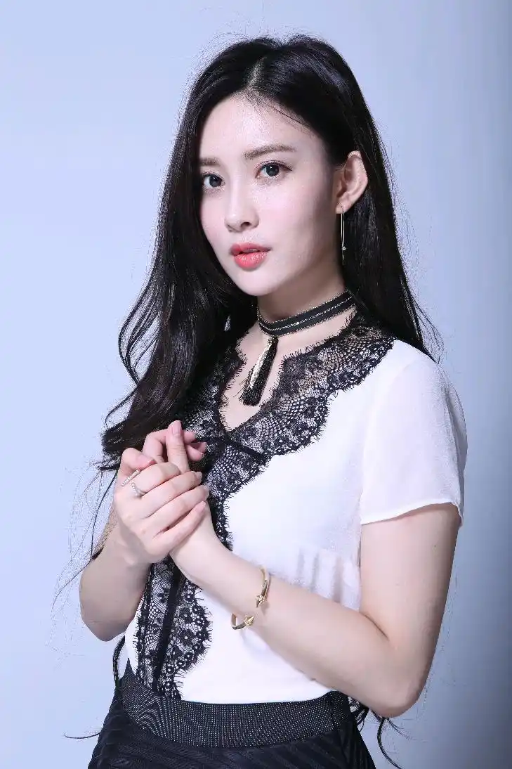 直爽性格的高颜值东北美女孟子义