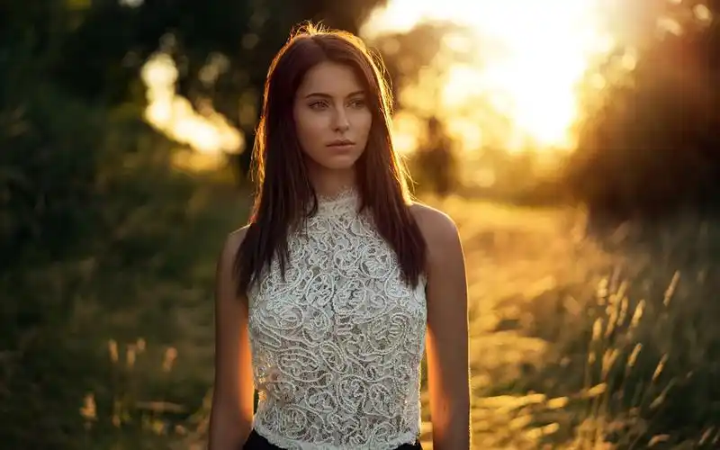 女孩在夕阳,逆光,夏天 750x1334 iphone 8/7/6/6s 壁纸,图片,背景