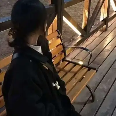 又丧又酷的头像女真人不露脸-女生头像 - 壁纸家