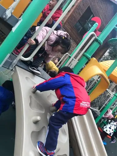 金城丽景幼儿园小二班安安全全滑滑梯
