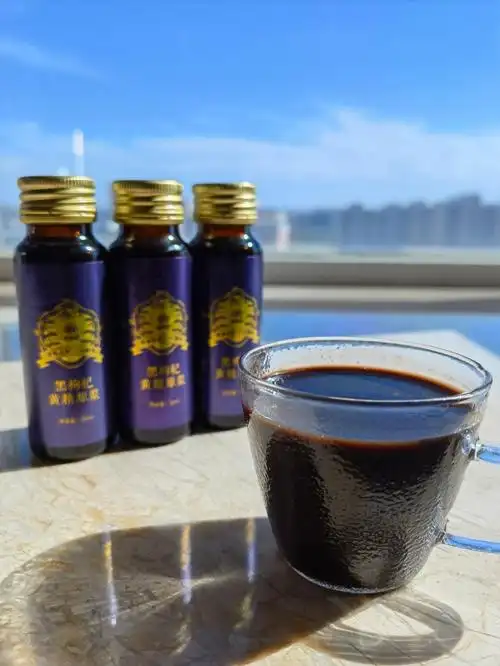 黑枸杞鲜果冷榨与九蒸九晒黄精研磨熬汁混合真空瓶装锁鲜香气芬芳馥郁