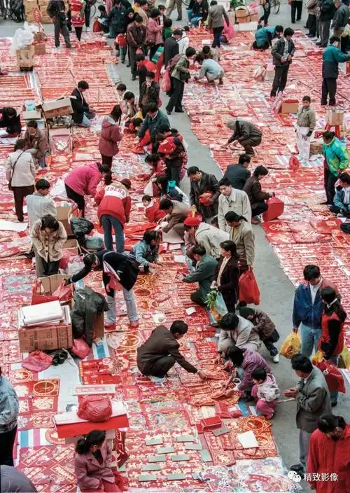 朝阳市场春节闹市(90年代)   拍 摄 | 李志均朝阳路,路边摆摊卖挥春