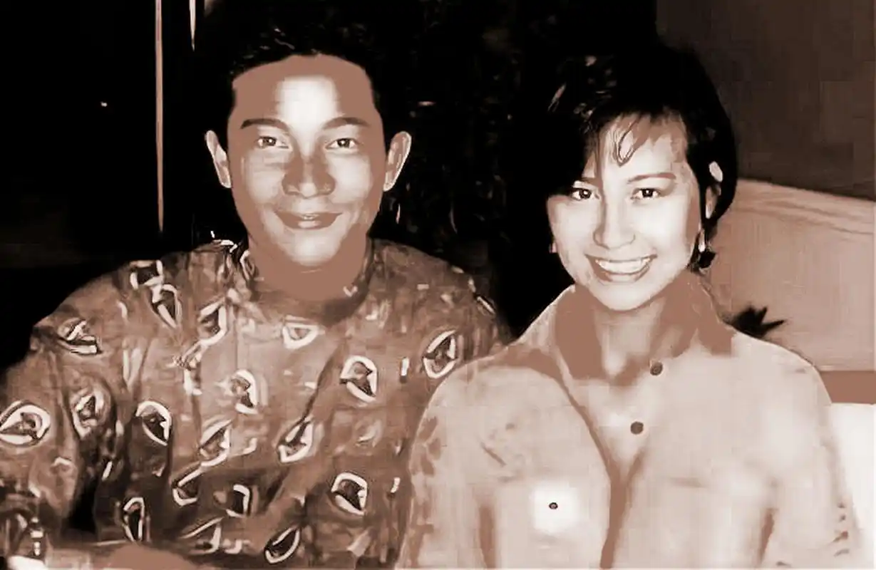 镜头下,陈百强靠在何超琼的肩膀上,两人依偎在一起,感情深厚.