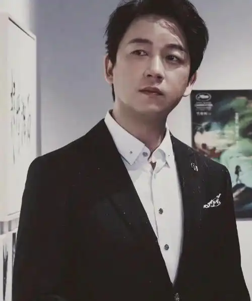 潘粤明与小10岁女友度假