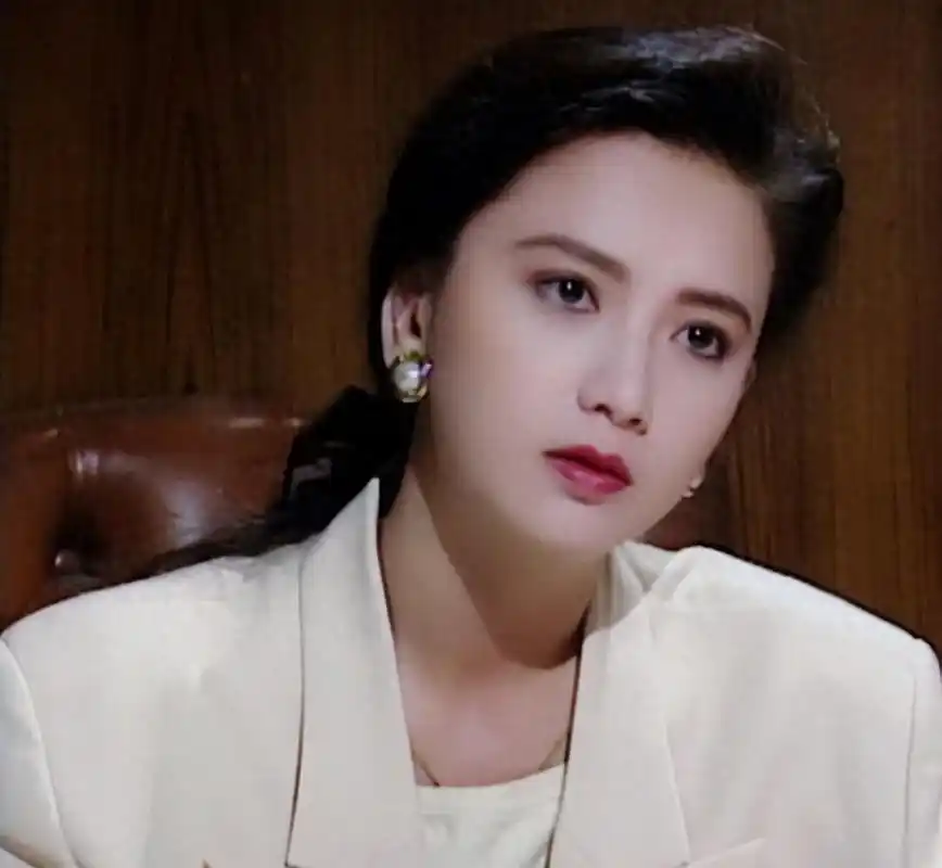 59岁曾华倩回乡扫墓,素颜发胖,发际线后退,网友:比刘嘉玲更美