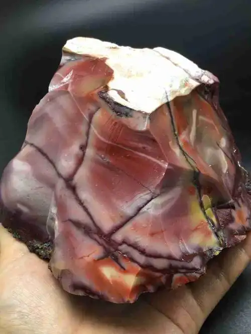 有点不象,玛瑙石有些透明,但这石头一点都不透