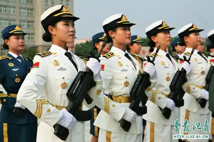 英姿飒爽的女兵们.微笑也是她们的一个训练内容.