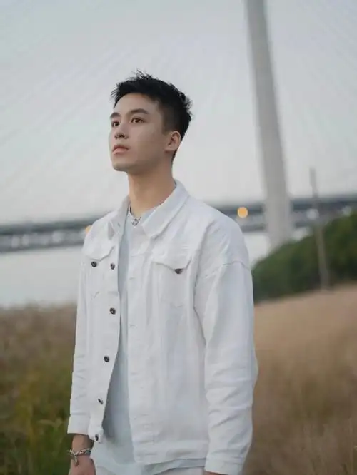 落日滨江下的30岁少年