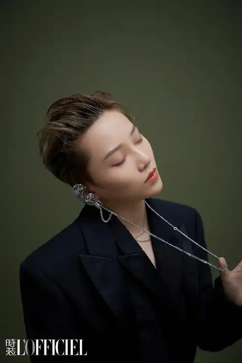 简介:刘雨昕银色耳挂造型时尚写真图片,分享一组刘雨昕图片给大家,图