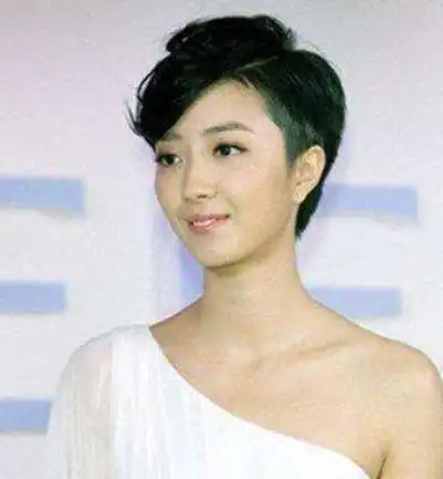 女生铲青的发型不光扎马尾时尚又出彩,即便是简单的短发也是演绎帅气