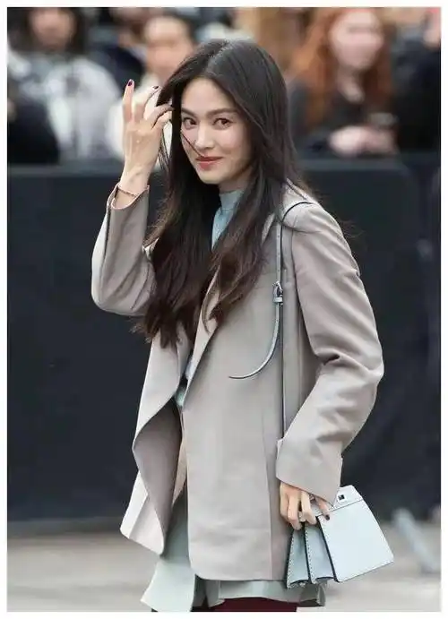 宋慧乔穿上套裙搭配黑丝短靴离婚后大变样42岁美貌登峰