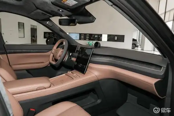 当前位置:>易车>蔚来es8方向盘摘要>摘要详情>蔚来es8的内饰造型颇为