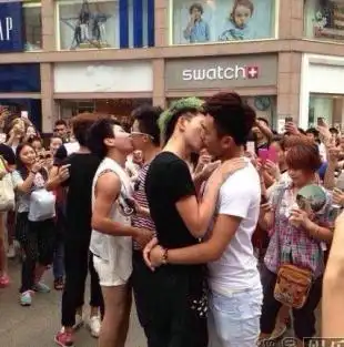 组图:成都春熙路男男接吻大赛 场面火爆令人尖叫