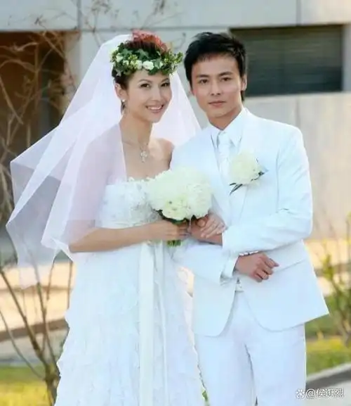 蔡少芬与张晋迪士尼邂逅,时尚娘娘不显年龄,和蔼亲近