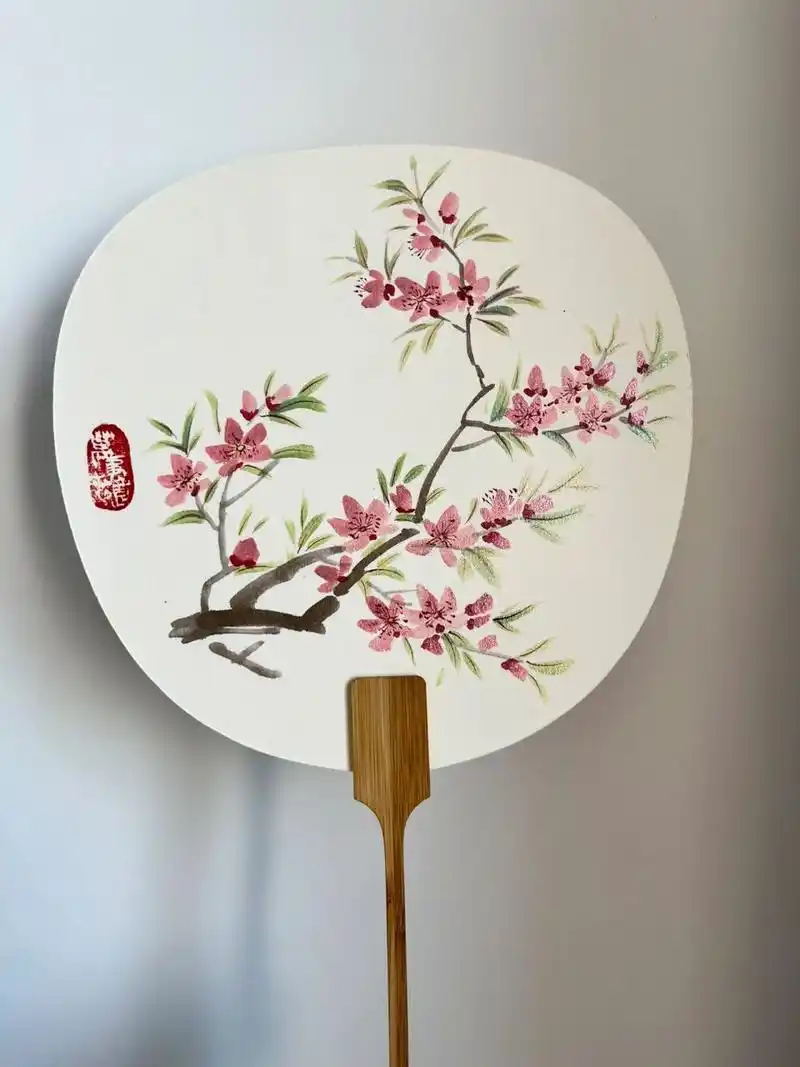 手绘团扇/ 桃花 桃花94扇子 图案全都是用金粉颜料画的,在阳光下