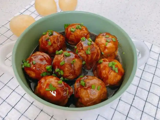 今天和大家分享一道油面筋塞肉,这是一道经典的江南家常菜,非常适合