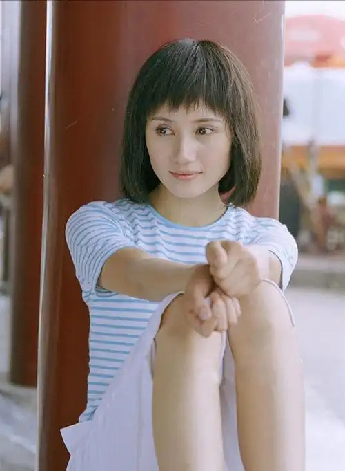 袁泉23岁时美照曝光,t恤配五分裤朴素大方,眼神纯净有故事_手机搜狐网