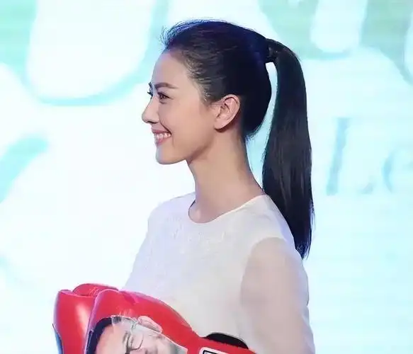 头发剪齐扎高马尾效果