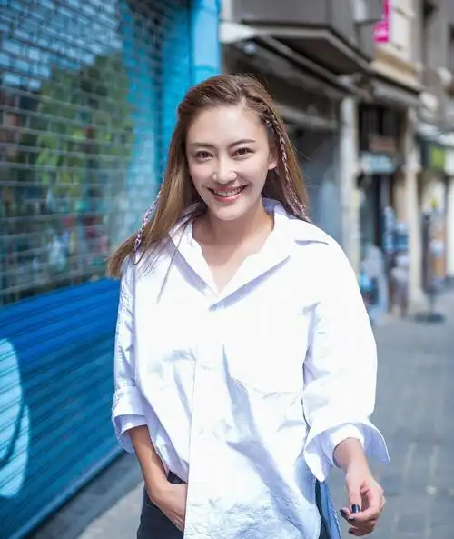 应采儿是人生赢家,和陈小春恩爱如新婚,颜值身材也时刻在线_腾讯新闻