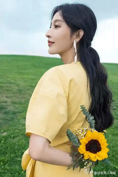 张俪多巴胺穿搭,绚烂多变的色彩穿搭,你喜欢里面的哪一套?