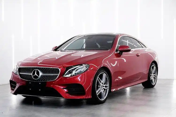 奔驰e200coupe双门轿跑车小姐姐们也很喜欢