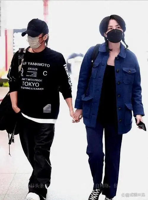 3月11日,王菲与谢霆锋在机场牵手的亲密镜头被娱乐八卦媒体发布,引发