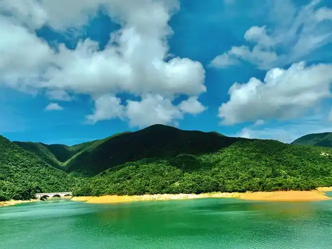 青山绿水遇蓝天白云拍摄于香港大潭水库