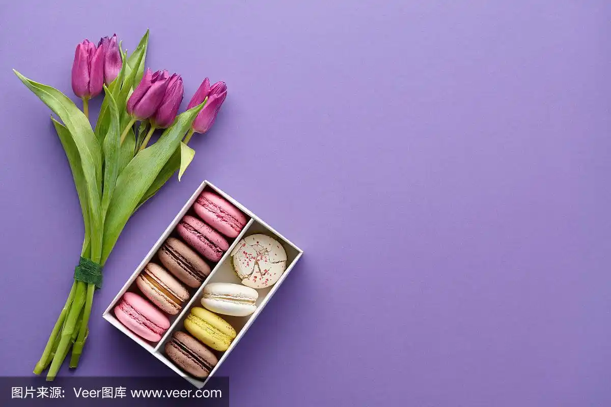 紫色郁金香和一盒马卡龙