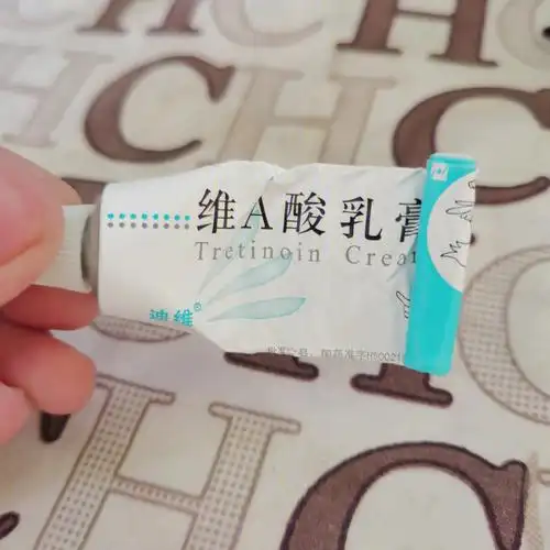 本人大油田,敏感肌,脸上的毛孔大到可以插秧,坚持用了一个月,肉眼可见