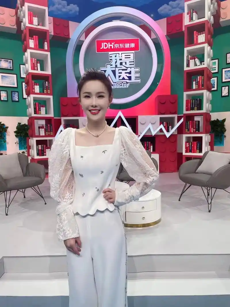 北京卫视主持人  雅淇 身穿cocoon·23春季·殿堂系列 - 抖音