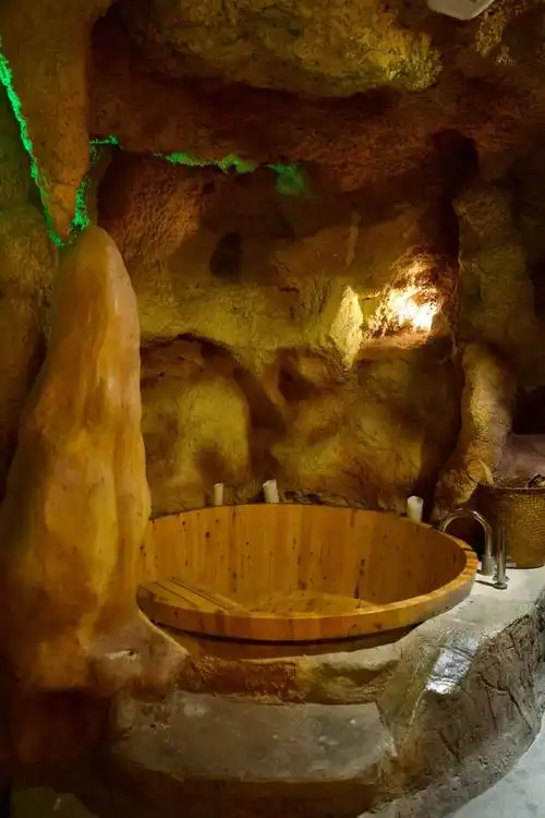 别看穿梭在溶洞的世界里,崎岖凹凸的溶洞里可是藏满了20 间独立包厢.