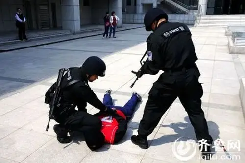 齐鲁网记者 扈枫 李淼特警队员制服"歹徒",将其控制.