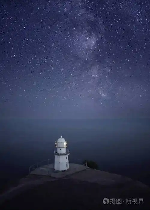 在晚上的灯塔
