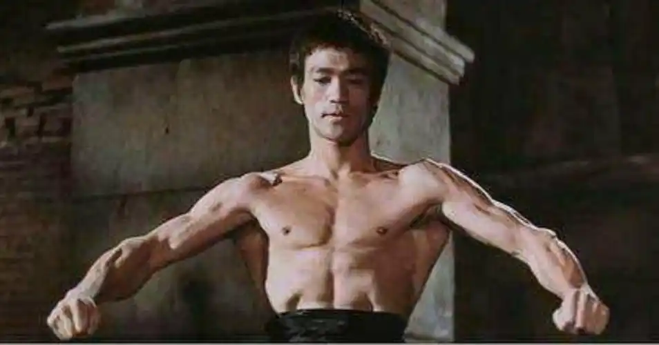 李小龙"扇形背"肌肉照:看完之后,瞬间懂了为何泰森承认打不过