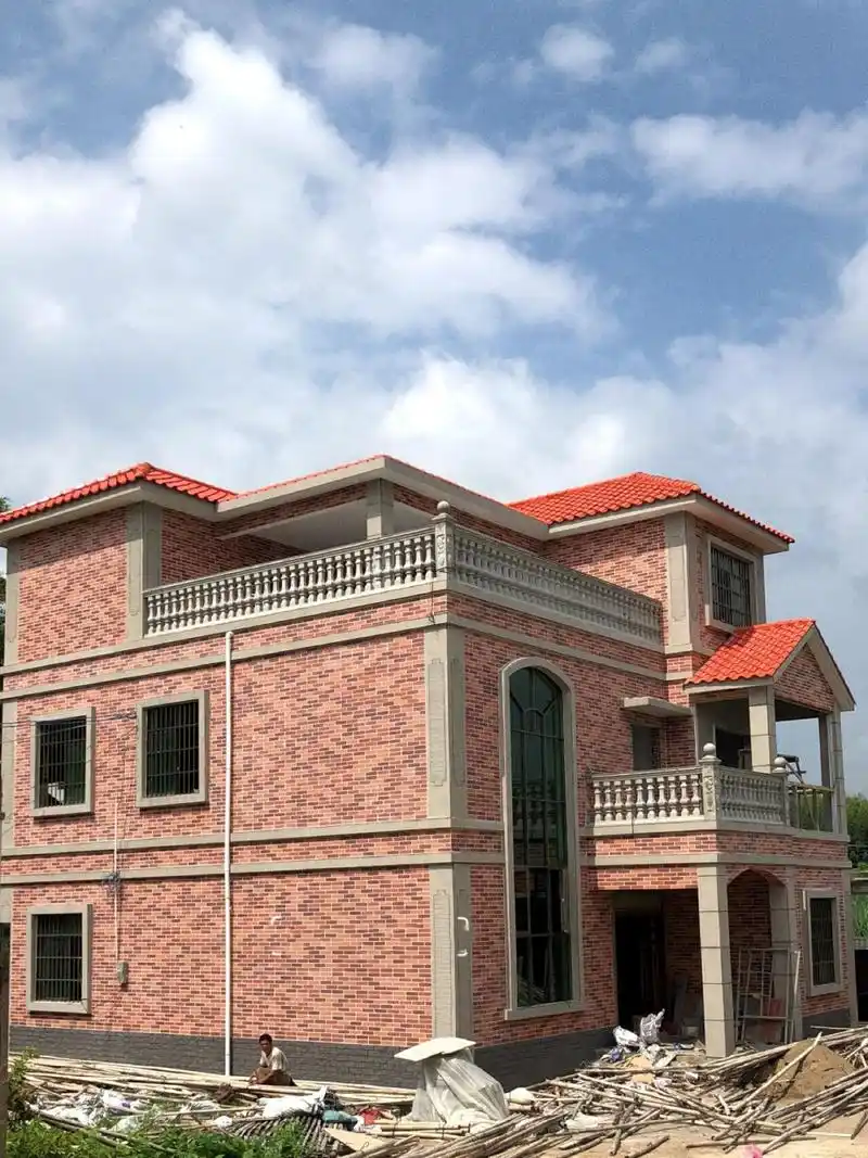 7515 外墙选用广陶红色丹青石砖来装饰,采用白色丹霞石贴窗套与