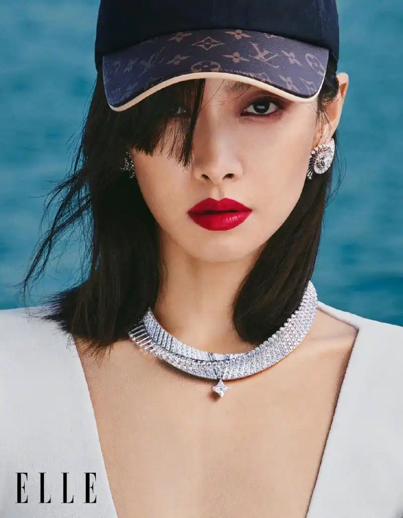 宋茜湖畔烈焰大片 @宋茜 红唇烟熏妆搭配利落短发彰显气场.