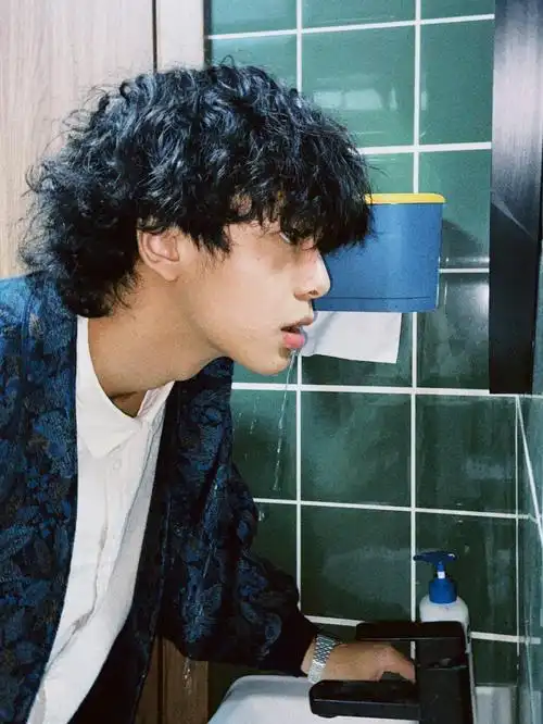 长发男生一定要体验的奶奶卷烫头