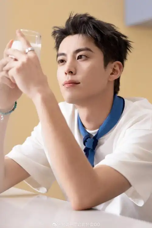 王鹤棣最新工作花絮图,阳光活力大帅哥!