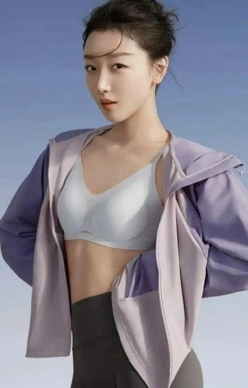 据说她的体重常年维持在70斤左右,这样的身材即便和其他女星相比,也是