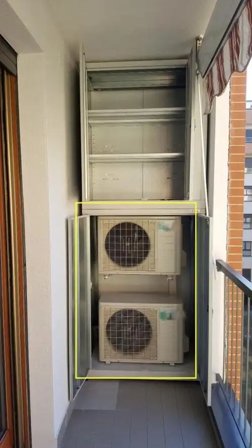 没有专属机位,那我就把空调外机包进阳台吊柜里,遮丑效果真好!