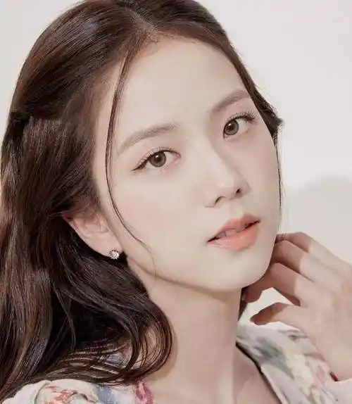 那就是从小热衷于演戏的金智秀,不管jisoo是否也考虑到年龄的问题