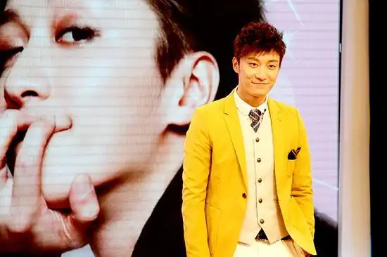 乔任梁工作度情人节 送玫瑰变大众情人