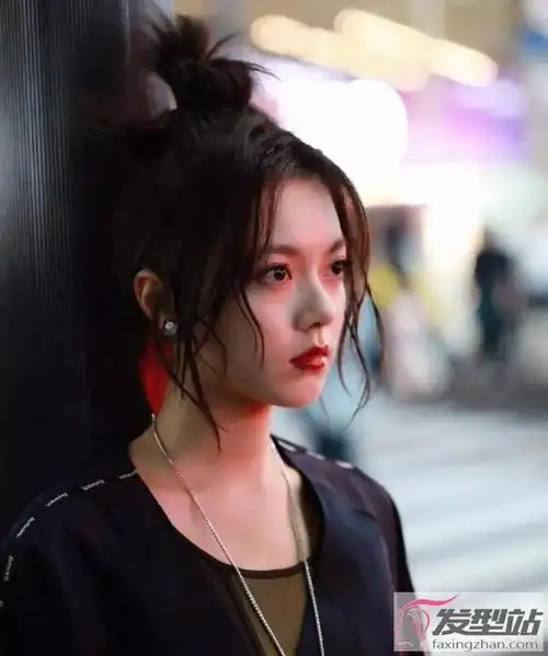 短发该怎么扎才好看 这样随手扎个小揪揪简直太好看_发型站_最新流行