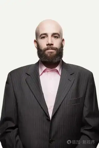 留着胡子的年轻光头男人