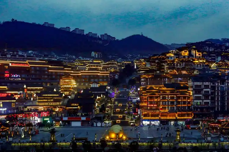 茅台镇1915广场的夜景,有种山城的感觉,从这个角度看不到广场上那个