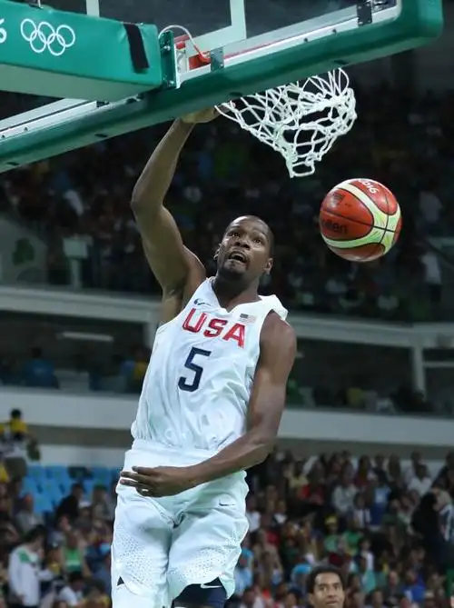 资料图片:2016年8月8日,美国队球员杜兰特在比赛中扣篮.